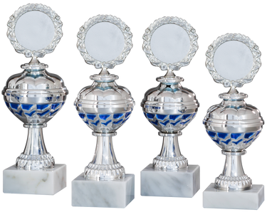 Vier silberne Trophäen mit blauen Akzenten und weißen Marmorsockeln sind in einer Reihe vor einem schwarzen Hintergrund angeordnet und jede glänzt wie ein exquisiter Pokale Delmenhorst 4-er Pokalserie 208 mm - 235 mm PK758440-4-E50, der die höchste Auszeichnung verdient.